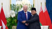 Presiden Belarus Aleksandr Lukashenko disambut di Istana Negara Jakarta dalam kunjungan bersejarahnya, menjadi tamu negara pertama yang menginap di kompleks kepresidenan.