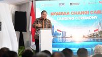 Ilustrasi pemasangan kabel bawah laut yang menjadi tulang punggung konektivitas digital antar negara.