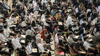 Ribuan pencari kerja antre memadati Job Fair Kendal 2026, berharap mendapatkan salah satu dari ribuan lowongan yang ditawarkan oleh puluhan perusahaan domestik dan global.