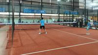 Andre Rosiade (kanan) berinteraksi dengan para peserta dan penggemar Padel, menunjukkan komitmennya untuk mempopulerkan olahraga ini sebagai pilihan rekreasi keluarga di Indonesia.