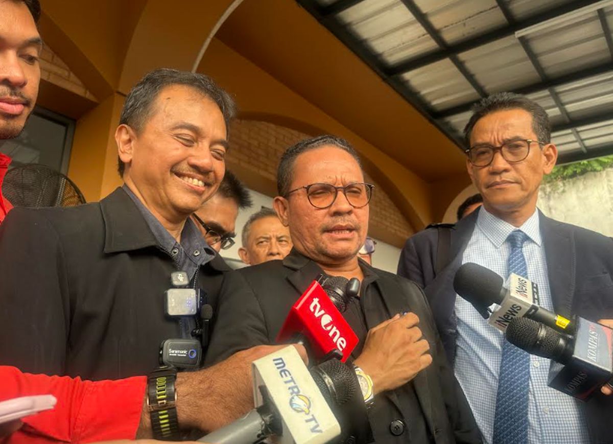 Roy Suryo terlihat tersenyum penuh keyakinan di tengah persidangan praperadilan terkait kasus meme stupa Borobudur di Pengadilan Negeri Jakarta Selatan.