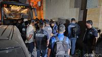 Aparat kepolisian dari Polda Metro Jaya mengamankan sejumlah dokumen dan perangkat komputer dari sebuah ruko di Cipete, Jakarta Selatan, dalam rangka penyidikan kasus dugaan korupsi.