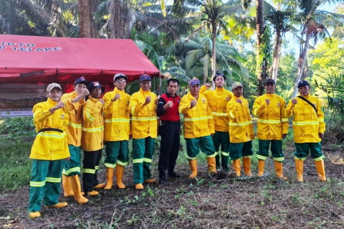 Anggota Masyarakat Peduli Api (MPA) bersama petugas Dinas Kehutanan Kaltim saat melakukan patroli pencegahan kebakaran hutan dan lahan (Karhutla) di salah satu area rawan di Kalimantan Timur.