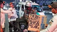 Petugas Satpol PP Kecamatan Kelapa Gading menindak tegas seorang pria yang berulang kali meresahkan warga dengan modus meminta uang karena kehabisan bensin. Ilustrasi Penertiban PMKS.