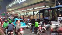 satu-unit-bus-mengalami-mogok-saat-hendak-naik-jalur-atas-koridor-13-transjakarta-dampaknya-seluruh-transj-koridor-13-terpaksa-1764678161880_169