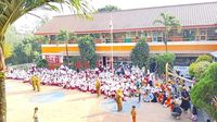 Aparat kepolisian mengamankan area SDN Srengseng Sawah 15 Pagi Jagakarsa setelah menerima laporan ancaman bom yang memaksa pembubaran kegiatan MPLS dan pemulangan ratusan siswa.