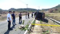 Petugas kepolisian mengamankan lokasi bentrokan antarkampung di Sikka, NTT, yang dipicu sengketa lahan, mengakibatkan sejumlah kendaraan terbakar.