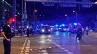 Tim medis dan aparat keamanan di lokasi insiden tabrakan mobil di dekat parade Berlin Pride, setelah sebuah kendaraan menabrak kerumunan peserta.