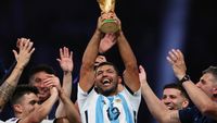 Aymeric Laporte (kiri) saat berseragam Spanyol dan Sergio Aguero (kanan) saat membela Argentina. Keduanya terlibat debat panas.