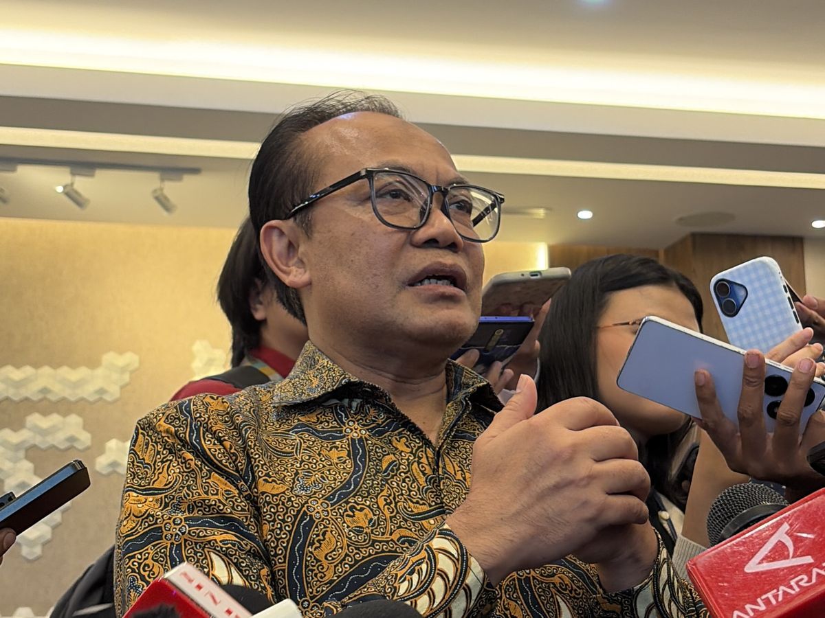 Gambaran ilustratif sinergi ekosistem investasi antara pusat keuangan modern dan kawasan ekonomi industri, merefleksikan kebijakan pemerintah Indonesia untuk PFII dan KEK.