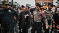 Roy Suryo saat menjalani pemeriksaan dalam kasus dugaan penistaan agama terkait meme Borobudur. (Ilustrasi)