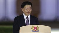 Perdana Menteri Singapura Lawrence Wong (kanan) saat tiba di Jakarta, disambut oleh Menteri Luar Negeri RI Retno Marsudi (kiri), menandai dimulainya kunjungan resminya ke Indonesia untuk memperkuat hubungan bilateral.