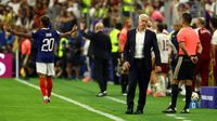 Pelatih Timnas Prancis, Didier Deschamps, memberikan instruksi di pinggir lapangan saat laga krusial melawan Spanyol.