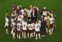Pelatih Spanyol Luis de la Fuente merayakan kemenangan timnya setelah menyingkirkan Prancis di semifinal Piala Dunia 2026, menegaskan superioritas kolektif.