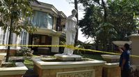 Jampidsus Febrie Adriansyah (kanan) saat memberikan keterangan pers. KPK menduga ada penggunaan nominee terkait rumah pribadinya di Sentul yang tak terdaftar di LHKPN.