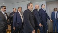 Massa garis keras Iran melakukan aksi protes di Teheran, menggarisbawahi polarisasi politik yang memanas jelang pemilihan presiden.