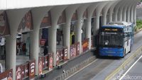 tarik-ulur-kenaikan-tarif-transjakarta-1762947065900_169