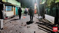 Aparat kepolisian berupaya mengamankan lokasi evakuasi seorang korban penyekapan di Kendari, Sulawesi Tenggara, di tengah upaya perlawanan massa yang menghalangi tugas.