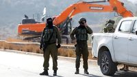 Menteri Pertahanan Israel Israel Katz (tengah) berbicara dalam sebuah konferensi pers di Jerusalem. Pernyataannya tentang mempertahankan pasukan di Lebanon, Suriah, dan Gaza memicu kekhawatiran baru tentang stabilitas regional.