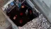 Tim penyelamat berupaya mengevakuasi korban dari reruntuhan atap pusat bimbingan belajar yang ambruk di Lahore, Pakistan.