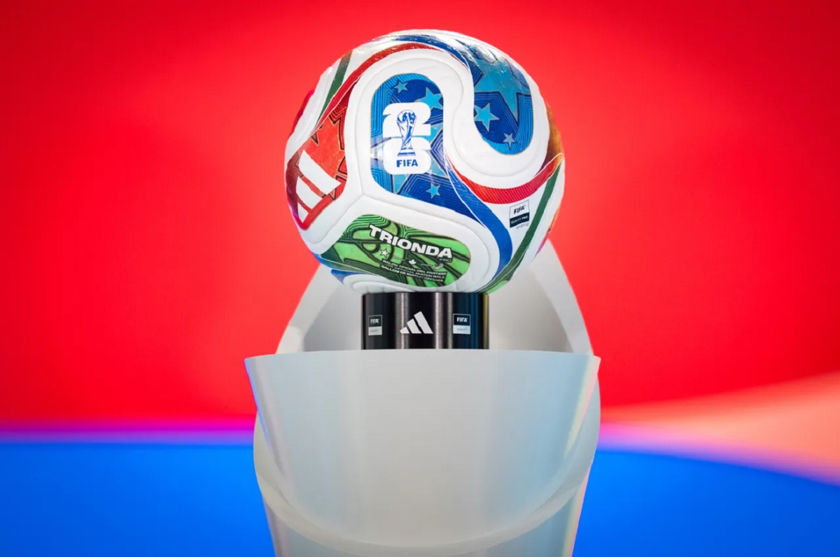 Ilustrasi bola sepak mengorbit di luar angkasa, simbol kolaborasi antara FIFA dan NASA untuk mempromosikan Piala Dunia 2026 dan eksplorasi luar angkasa.
