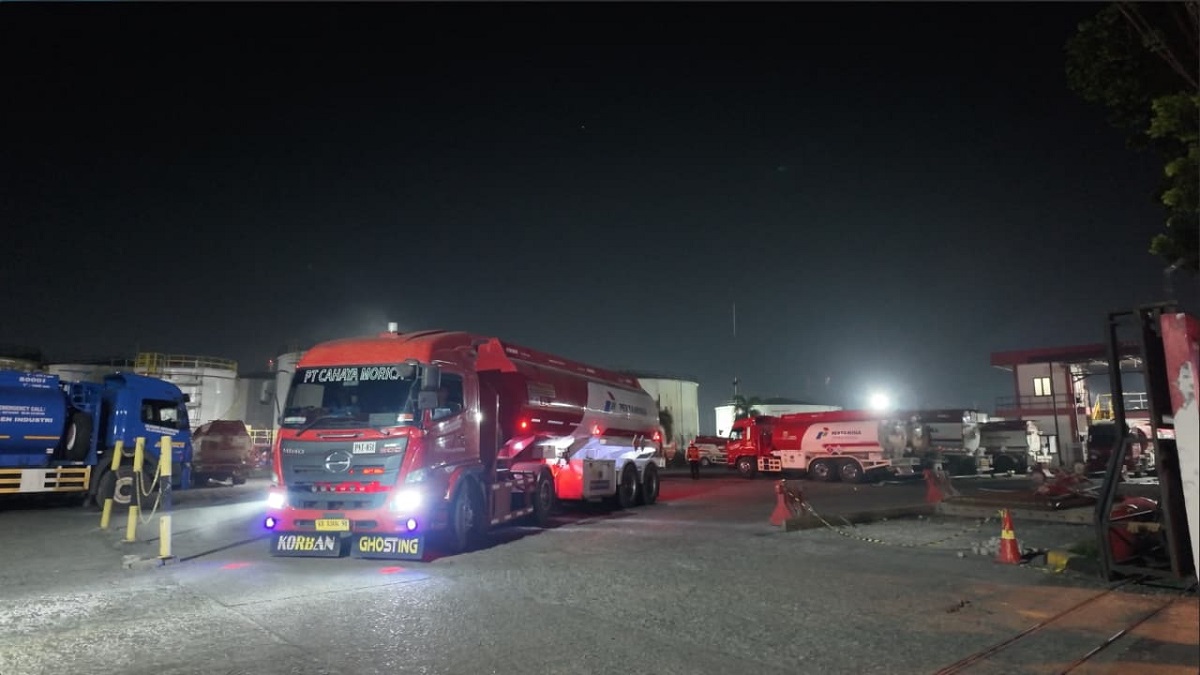 Antrean panjang kendaraan di SPBU, yang kini diatasi dengan penambahan pasokan BBM oleh Pertamina di Kalimantan Barat.