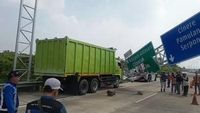 Petugas menangani dampak kecelakaan truk yang menabrak tiang penunjuk arah di ruas Tol Cijago Km 39+400 arah Limo, Depok, menyebabkan tiang roboh dan lalu lintas tersendat.