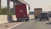 Ilustrasi: Sebuah truk melintas di jalan tol. Polisi akan menindak tegas sopir truk ugal-ugalan di Tol Jagorawi yang videonya viral dan membahayakan pengguna jalan lainnya.