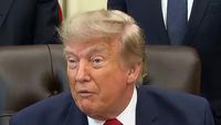 Mantan Presiden AS Donald Trump saat berpidato. Desakannya agar negara-negara Teluk mengganti biaya pengamanan Selat Hormuz mencerminkan kebijakan 'America First' yang berupaya membebankan biaya pertahanan kepada sekutu.