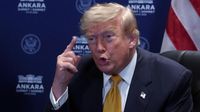 Mantan Presiden AS Donald Trump dalam sebuah konferensi pers. Pemerintahannya telah meningkatkan ancaman terhadap Mahkamah Pidana Internasional (ICC), mengklaim melindungi kedaulatan AS.