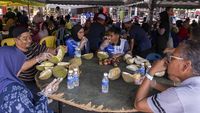 Durian Musang King, varietas premium yang sangat digemari, terlihat membanjiri pasar di Malaysia setelah panen raya serentak, menyebabkan harga jual anjlok drastis dan menekan pendapatan petani.