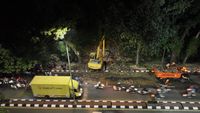 Tumpukan sampah masif menyumbat aliran Kali Baru di Jalan Raya Jakarta-Bogor, menciptakan pemandangan memprihatinkan dan mengancam lingkungan sekitar dengan risiko banjir dan pencemaran.