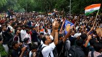 Aktivis dari gerakan 'Partai Kecoak' menggelar unjuk rasa di New Delhi, mendesak pengunduran diri Menteri Pendidikan India Dharmendra Pradhan, menyoroti ketidakpuasan terhadap kebijakan pendidikan.