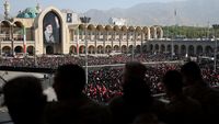 Massa berkumpul di Teheran, Iran, menunjukkan dukungan dan sentimen anti-Amerika dalam sebuah acara publik, mirip dengan suasana di upacara pemakaman Pemimpin Tertinggi Iran, Ayatollah Ali Khamenei.