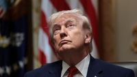 Seorang pria memegang poster Donald Trump di Irak di tengah ketegangan geopolitik yang memuncak antara Amerika Serikat dan kelompok-kelompok bersenjata pro-Iran di kawasan.