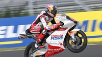 Maximo Quilles (kanan) beraksi di sirkuit Sachsenring saat Free Practice 2 Moto3 Jerman 2026, sementara Veda Ega Pratama (kiri) bersiap untuk menghadapi tantangan. Quilles mendominasi, sementara Veda berjuang di posisi ke-20.