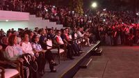 Wakil Gubernur Rano Karno berinteraksi dengan ribuan warga Jakarta saat nonton bareng final Piala Dunia 2014 di Lapangan Banteng, sebuah acara yang memadukan hiburan, olahraga, dan pemberdayaan UMKM.