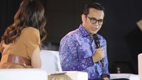 Seorang profesional menunjukkan interaksi dengan model kecerdasan buatan, merefleksikan fokus Kemenkominfo dalam mendorong adopsi AI di berbagai sektor kunci di Indonesia.