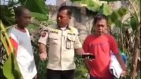 Petugas Satpol PP Bogor saat menanggapi laporan pembakaran sampah ilegal di pemukiman warga Cilebut Barat, menegaskan pentingnya kepatuhan terhadap regulasi pengelolaan limbah demi kesehatan dan lingkungan.
