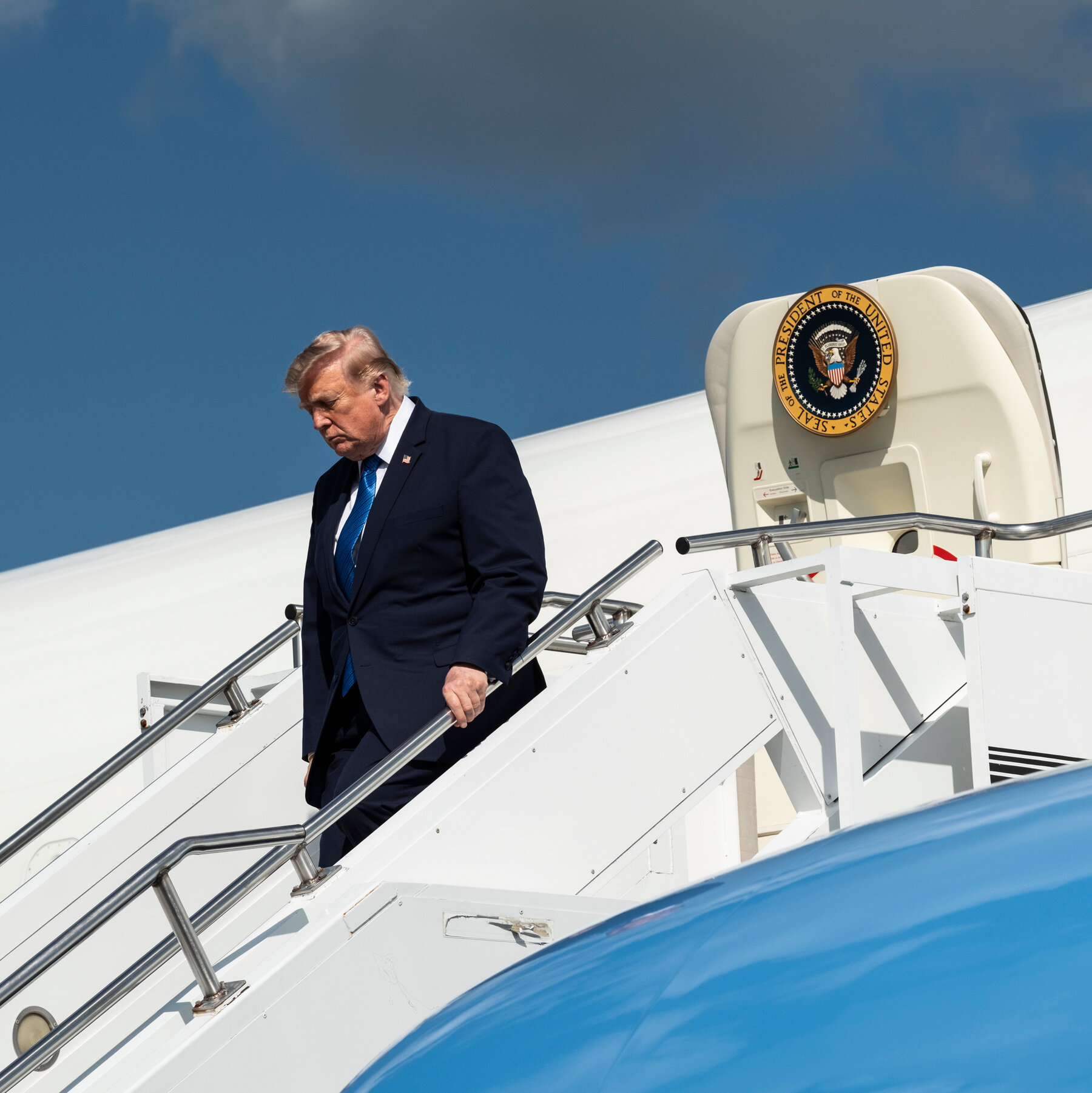 Mantan Presiden Donald Trump menyampaikan pernyataan di tengah spekulasi mengenai hubungan AS-Iran. Klaim pembatalan serangan militer atas dasar 'perimeter kesepakatan' memicu pertanyaan kritis dari para analis geopolitik.