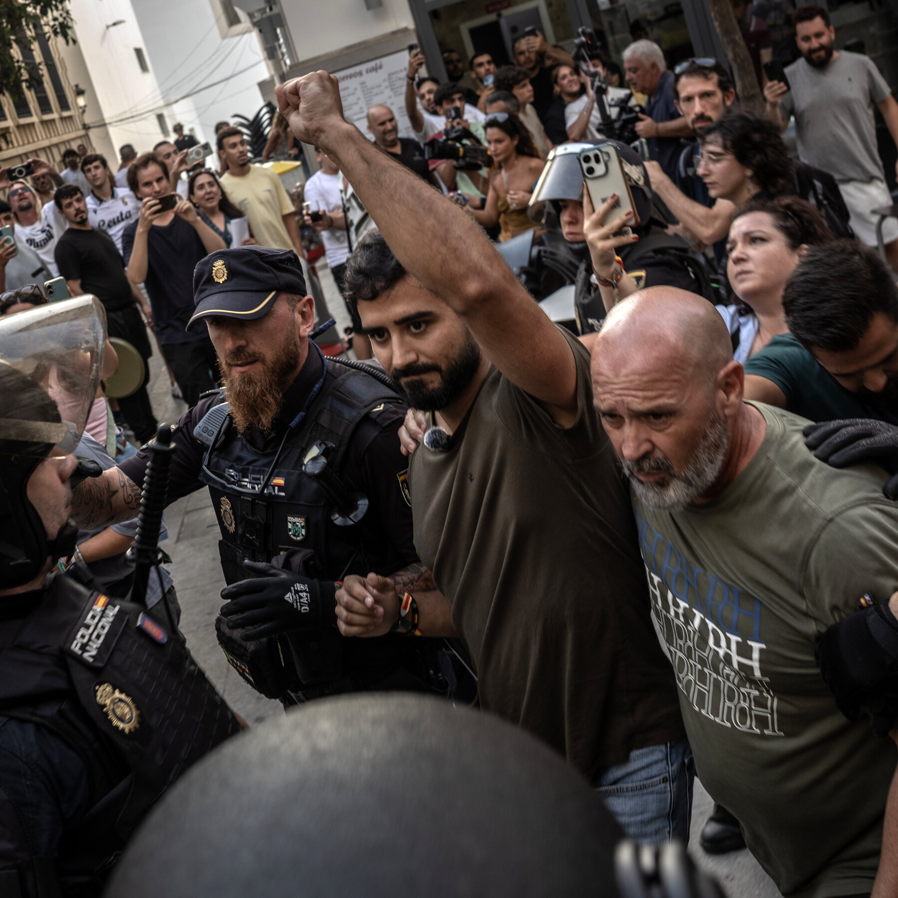 Aktivis anti-imigrasi berkumpul di Ceuta, menyerukan tindakan keras terhadap para migran yang masuk ke wilayah eksklave Spanyol tersebut.