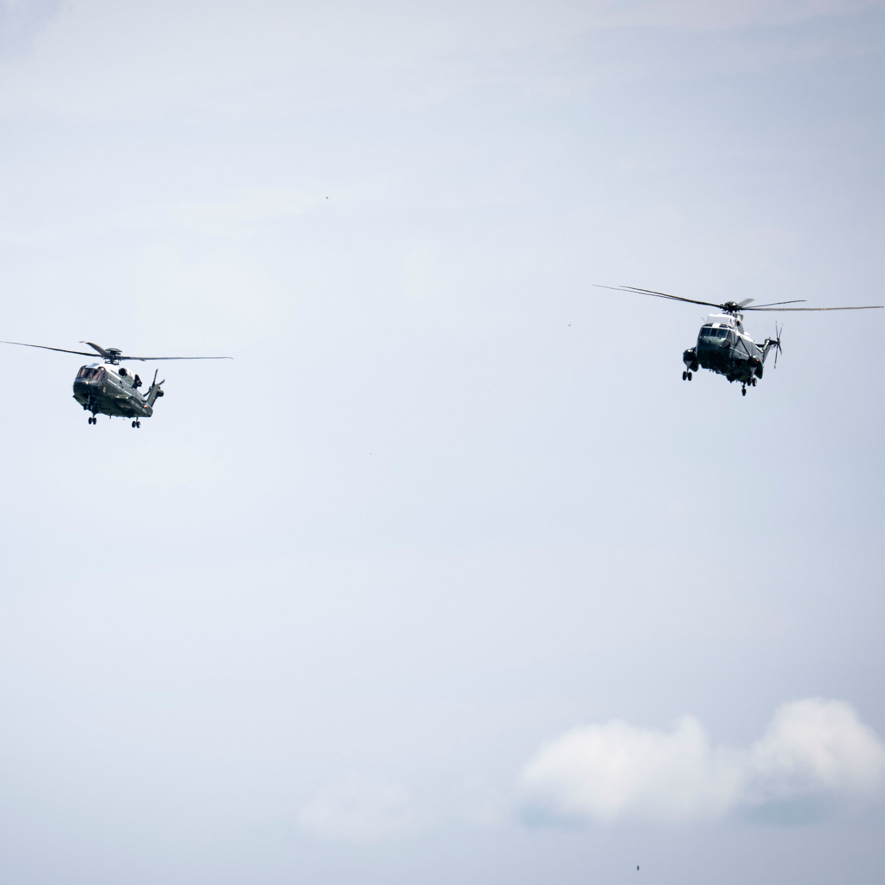 Helikopter Marine One, kendaraan udara kepresidenan AS, terbang di atas lanskap perkotaan Washington D.C., wilayah yang dikenal padat lalu lintas udaranya dan menjadi lokasi insiden nyaris tabrakan dengan jet komersial.