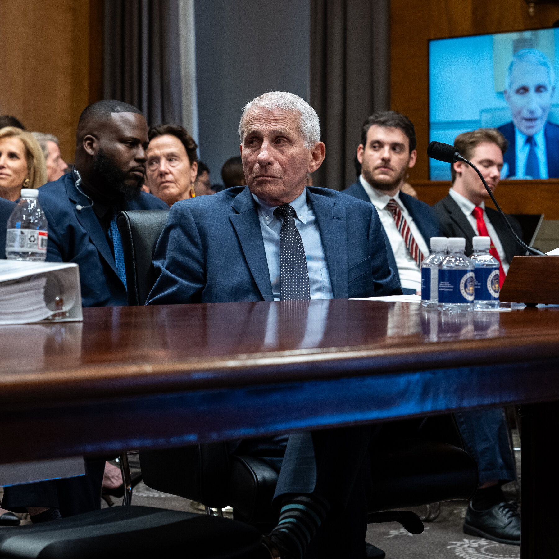 Dr. Anthony Fauci (kiri) saat bersaksi di hadapan Kongres AS dalam sidang sebelumnya, menghadapi pertanyaan anggota parlemen. Konflik seputar kesaksiannya kini memuncak dengan pemungutan suara panel Senat untuk menahannya dalam penghinaan Kongres.