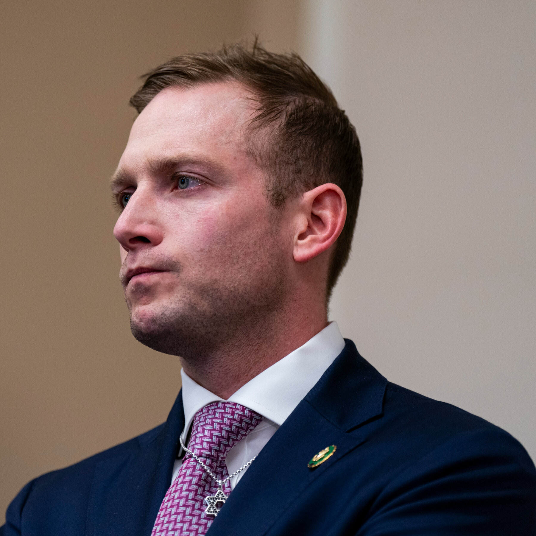 Max Miller, kandidat Republikan untuk kursi kongres Ohio, di tengah kontroversi dan tekanan internal partainya.