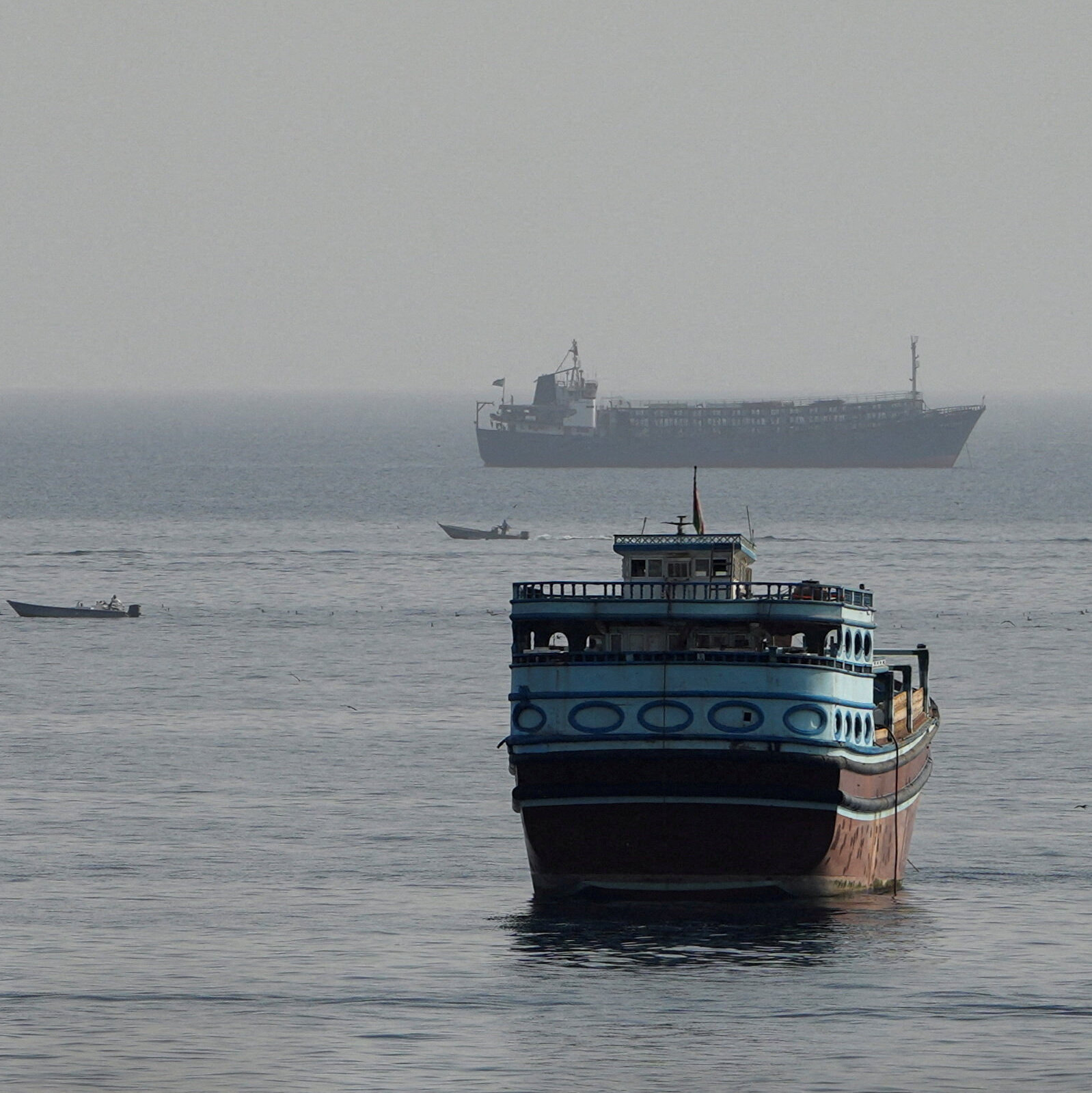 Kapal-kapal tanker melintasi Selat Hormuz, jalur pelayaran strategis yang menjadi kunci leverage geopolitik Iran dalam negosiasi dengan Amerika Serikat dan memengaruhi pasar energi global.