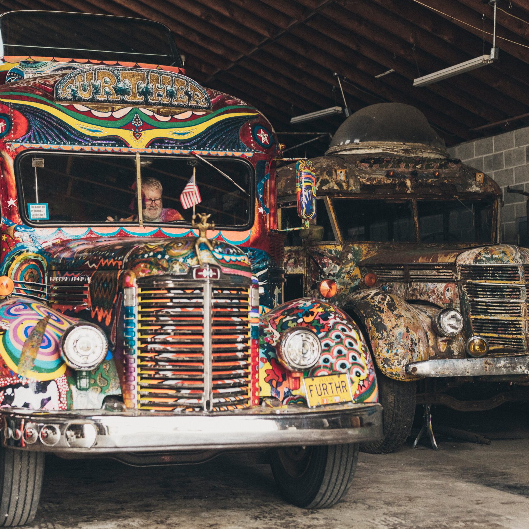 Bus 'Furthur' Ken Kesey yang ikonik, simbol gerakan kontra-budaya 1960-an, bersiap untuk kembali ke jalanan San Francisco, membawa pesan relevansi di tengah tantangan kontemporer Amerika.