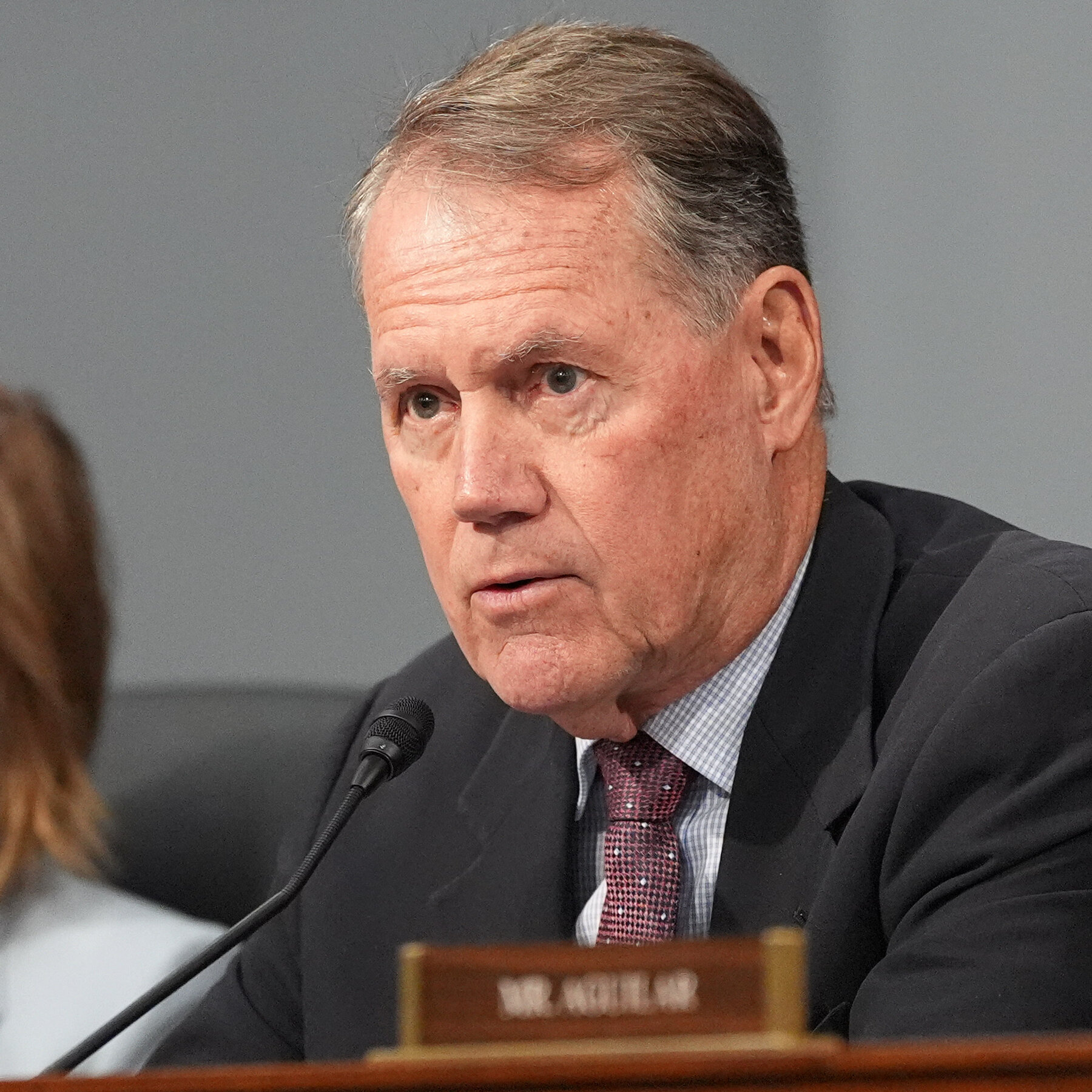 Representative Ed Case, seorang Demokrat moderat dari Hawaii, berhasil mempertahankan kursinya di Dewan Perwakilan Rakyat AS. Kemenangan ini diraih setelah pertarungan sengit yang didominasi oleh isu biaya hidup yang melonjak di negara bagian kepulauan tersebut.