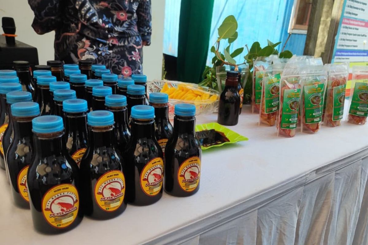 Produk inovatif dari limbah kepala udang dan bakau hasil olahan UMKM di Kutai Kartanegara.