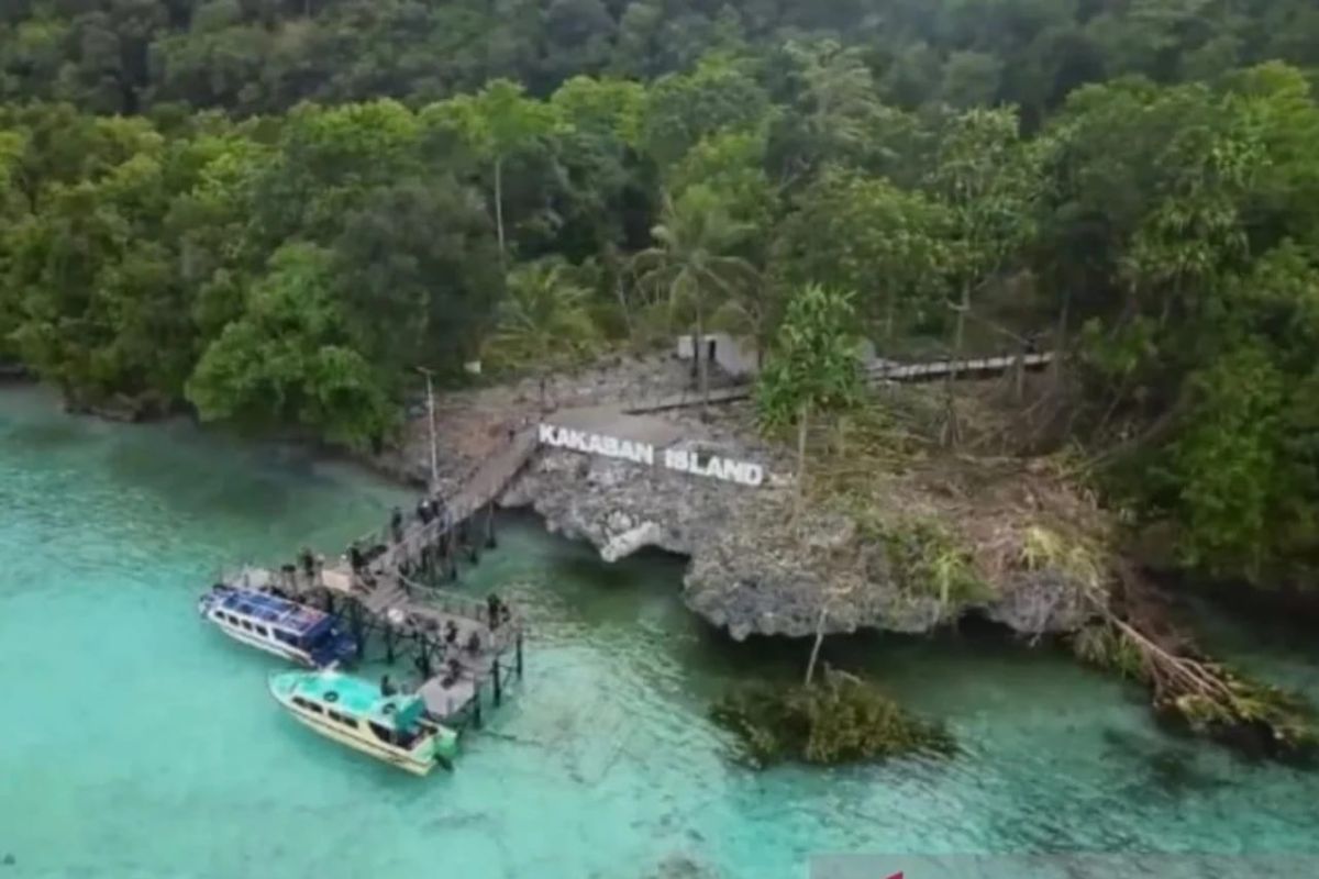 Delegasi Kabupaten Berau memaparkan potensi pariwisata dan ekonomi kreatif di stan pameran Apkasi Otonomi Expo 2026 di ICE BSD, Tangerang.