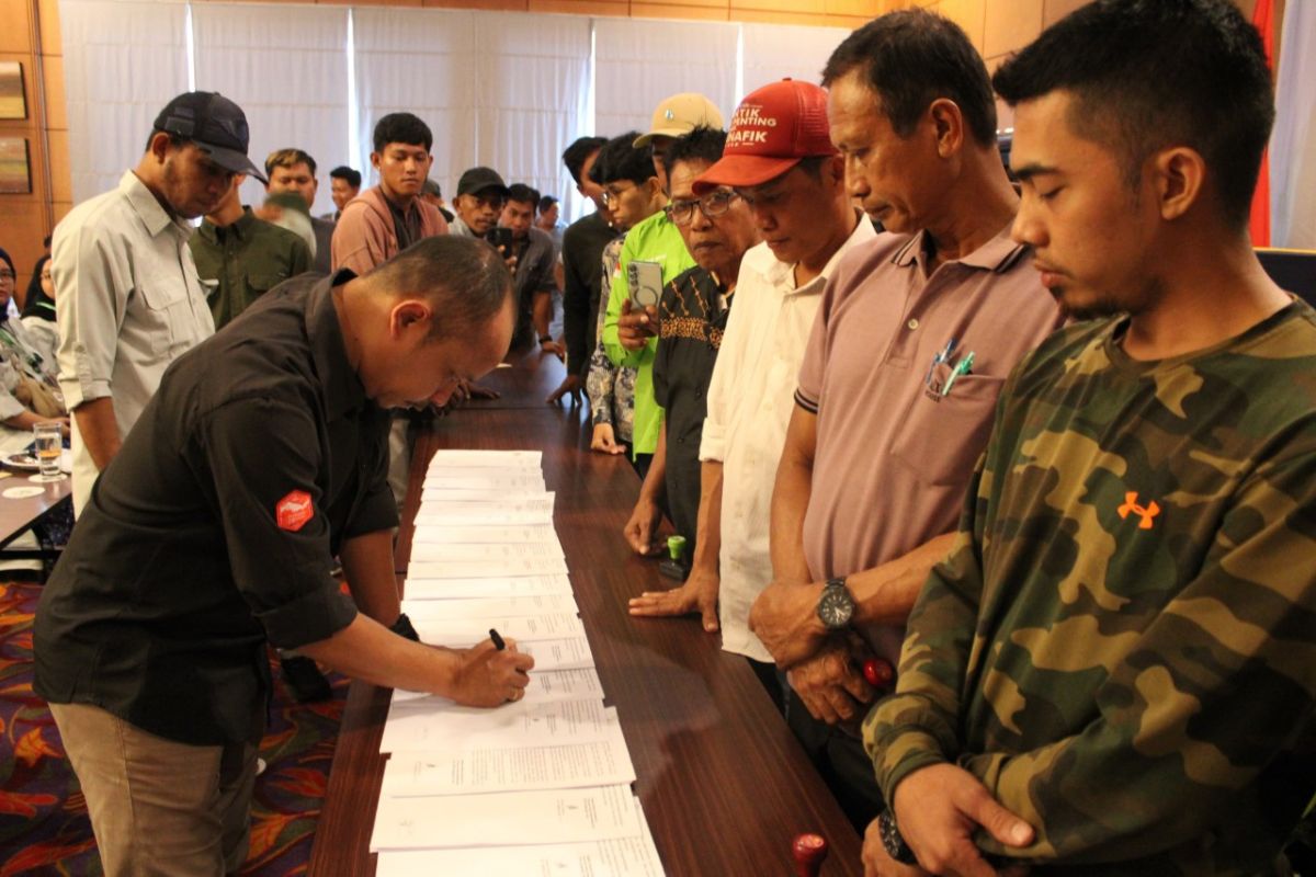 Petugas dan masyarakat berkolaborasi menanam bibit bakau dalam program rehabilitasi Mangroves for Coastal Resilience (M4CR) di Kalimantan Timur.
